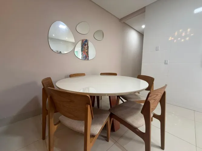 Mesa 1,5m. madeira maciça tampo laca com vidro. Cadeira madeira maciça acab. tecido linho 