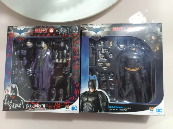 Action Figure Mafex Batman e Coringa.