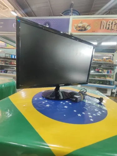 Monitor Samsung 24 Pol HDMI DVI TEM UMA TÁ NA FOTO BOLINHA