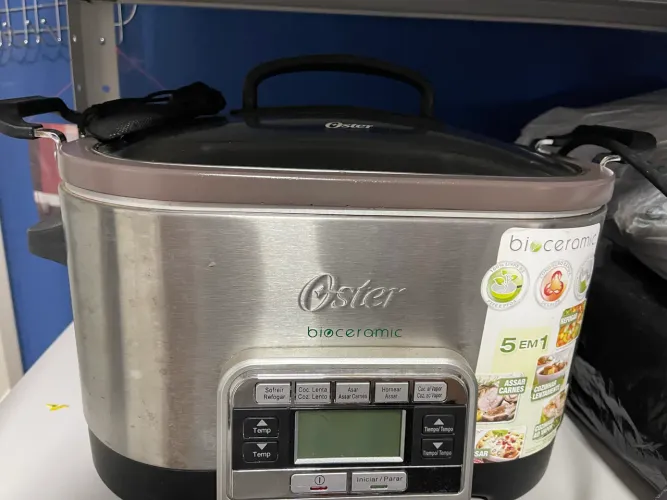 panela elétrica multifuncional da marca Oster linha ?Bioceramic?, modelo 5 em 1.