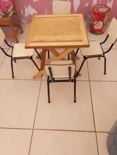Vendo mesa com cadeira mais informações me chama no WhatsApp: *