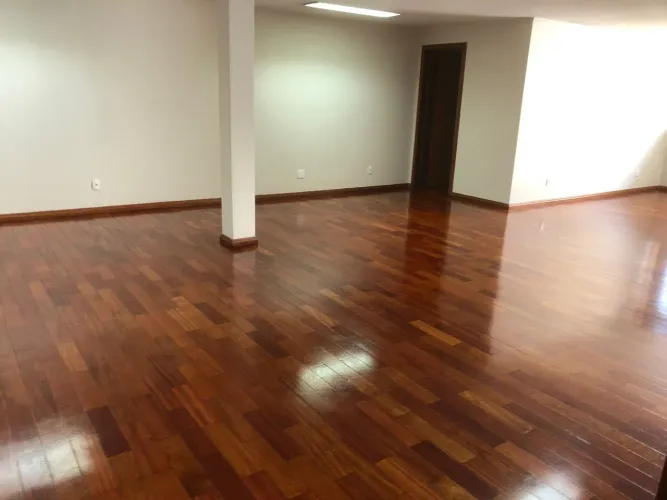 Sala comercial no centro de Pouso Alegre! Sala com aproximadamente 113 m², banheiro e Copa
