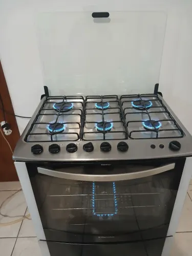 Vendo este fogão funciona as boca e o forno automático 