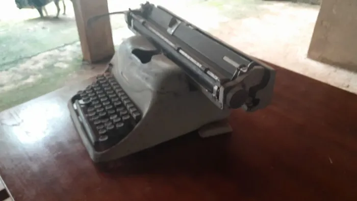 Relíquia,  Máquina de escrever antiga fone *