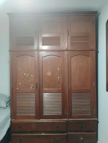 Guarda roupa em madeira