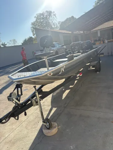 Vende -se Canoa e carreta 6 metros marca marreco