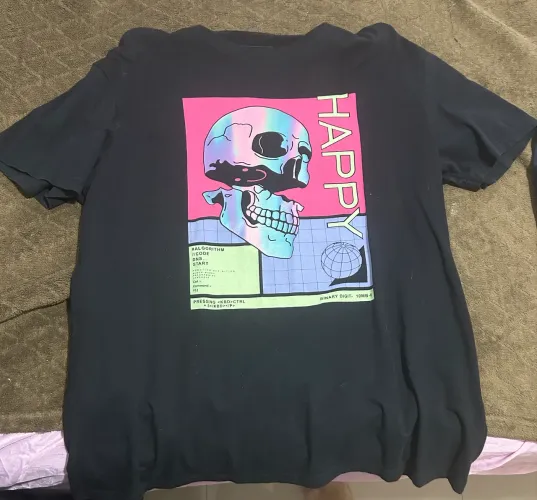 camisa preta estampada
