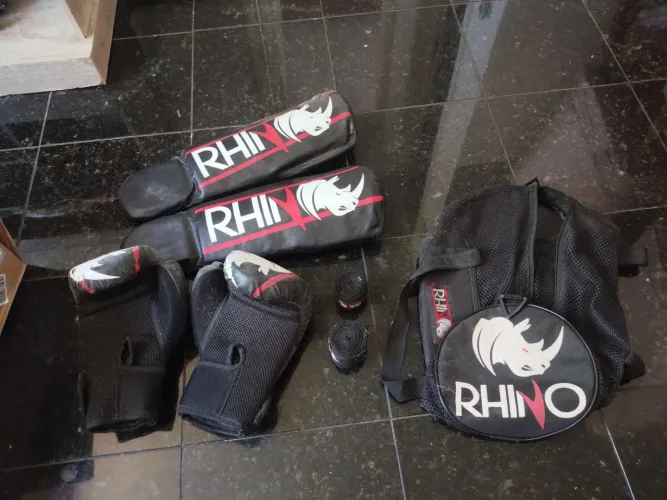Kit rhino muay thai semi-novo 