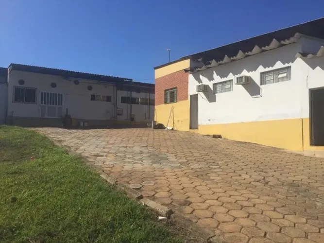 Área grande em Caldas Novas galpão escritório múltiplas aplicações