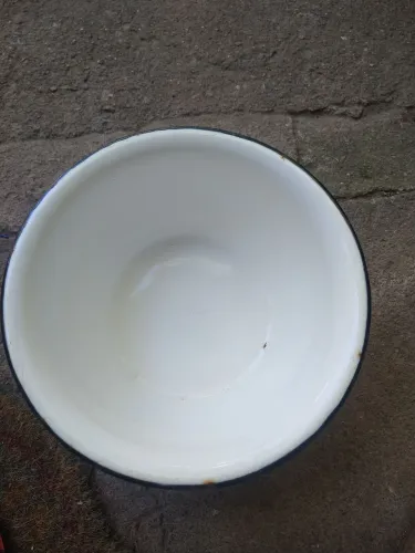 Antigo pinico de ferro esmaltado.
