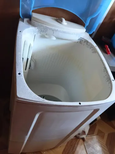Vende-se uma máquina de lavar 10L usada 150. Não faço entrega.