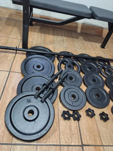 Banco de supino + 88kg de anilhas + barras.  $2499