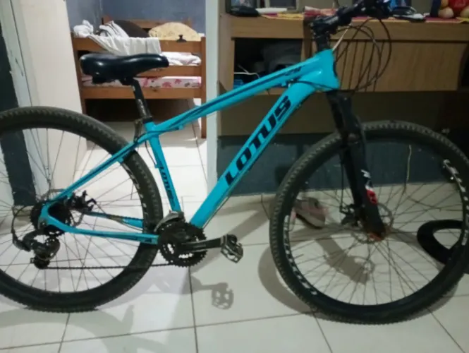 Vende se essa lótus entrego vai com recibo semi nova
