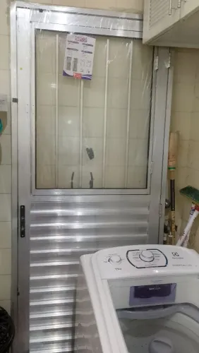 Vendo 1 porta na embalagem (nova)