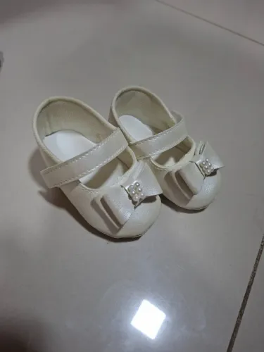 Sapatilha bebê n 16, batizado, linda em cor beje e com pérolas.