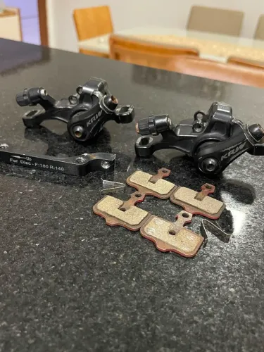 Par de Pinças de Freio a Disco KRW + Pastilhas + 1 Adaptador - Bike