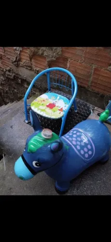 Vendo cavalinho e cadeirinha ,somente juntos,excelente para criancas de ate 4 anos
