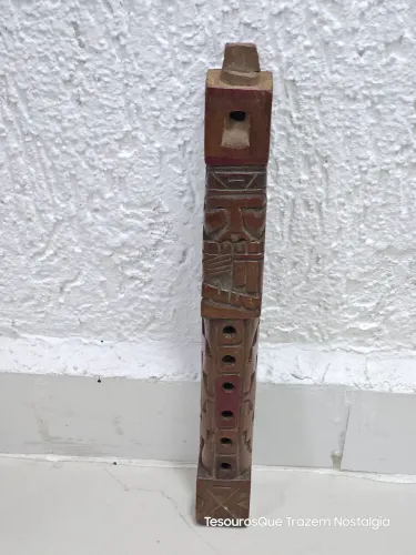 Flauta Entalhada em Madeira Indigena Boliviana 33cm