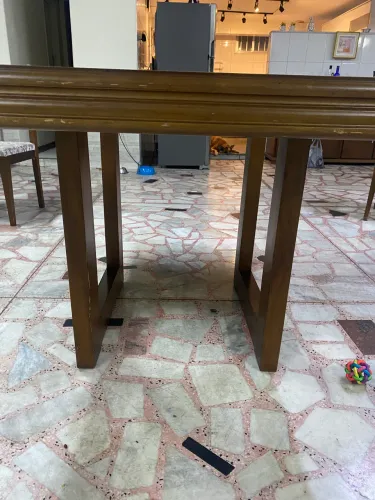 Mesa de madeira c vidro.