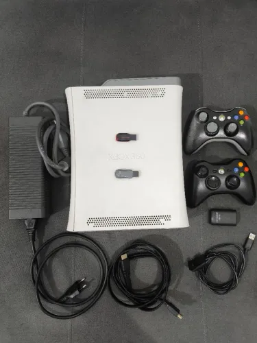Xbox 360 FAT desbl. + jogos + 2 controles + 3 baterias recarregáveis + fonte + cabo HDMI