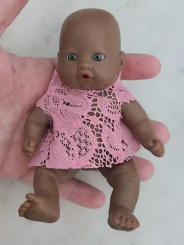 Mini boneca negra