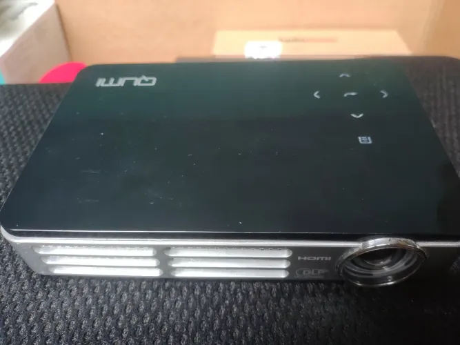 Mini Projetor Portátil Vivitek Qumi Q2 (LED / HDMI / USB) - Perfeito Estado!