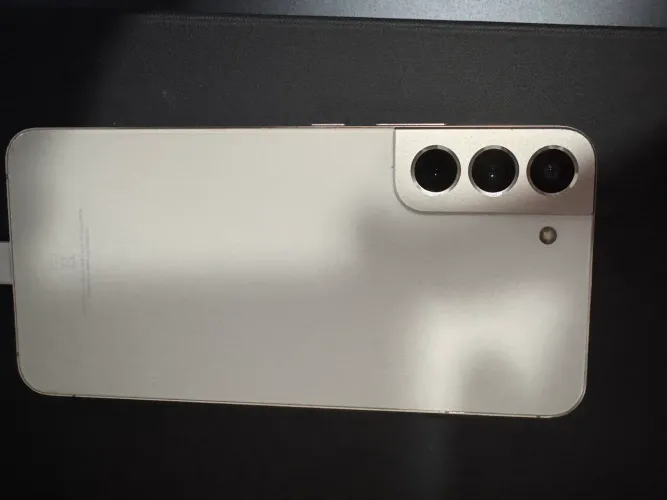 Samsung Galaxy S22+ com pequenas avarias no vidro frontal e traseiro