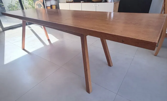 Mesa de Jantar em Madeira Maciça - Design Moderno - Ótimo Estado