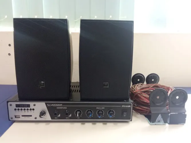 Amplificar de som Frahm Slim 2000 USB/FM + par de caixas de som JBL Selenium C521P