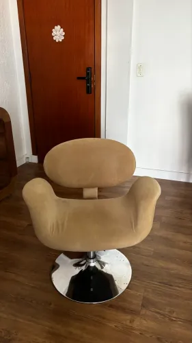 Cadeira Giratória Estofada em Suede Bege | Moderna e Confortável
