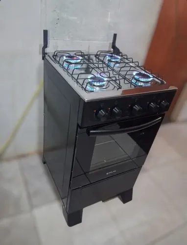 Fogão semi novo todo plástico de loja as laterais