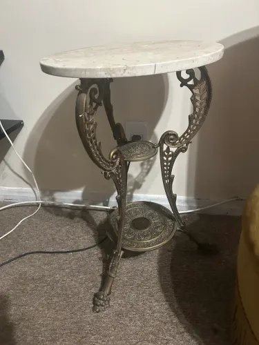 Mesa lateral de bronze com granito 30cm de diâmetro x 65 de altura 