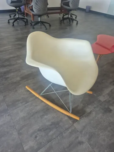 Cadeira de balanço eames
