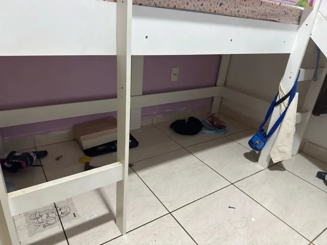 Cama infantil com escorregador e cabana