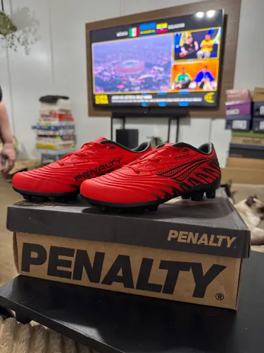 Chuteira penalty com cravo tamanho 34 vermelho nova na caixa
