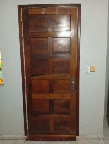 Porta externa com marco e fechadura