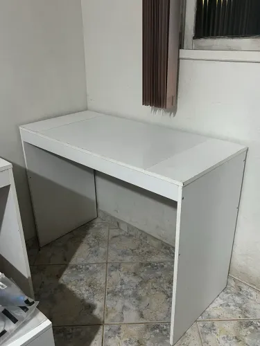 Escrivaninha simples branca 100x45cm