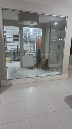 Divisória Comercial Completa em Vidro Temperado 10mm