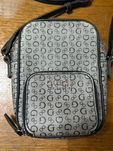 Bolsa Guess transversal original - compacta e estilosa
