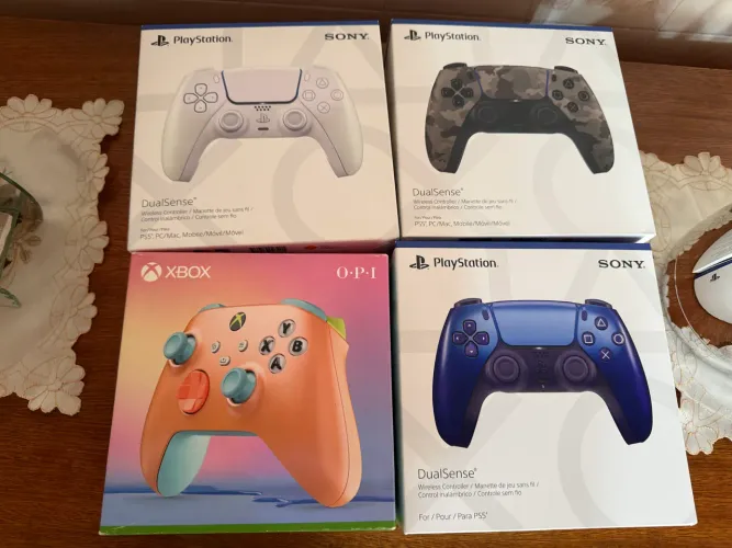 Controle DualSense e Xbox