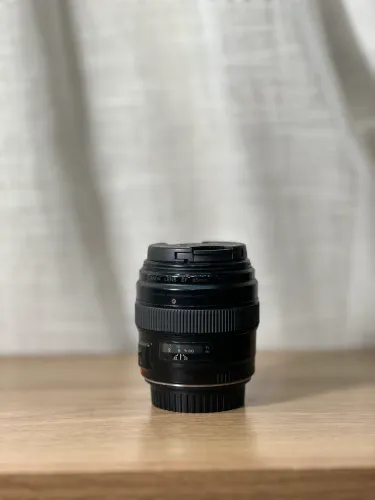 CANON 85mm f/1.8