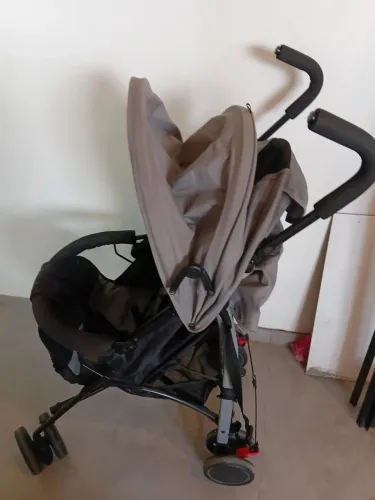 Vendo carinho de bebê para passeio
