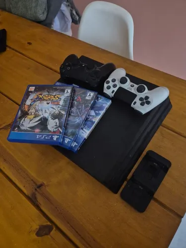 Ps4 pro 1tb 2 controles e 3 jogos + base de carregamento