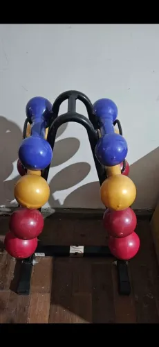 Suporte pra halteres contendo 4 pares de halteres emborrachados seminovos