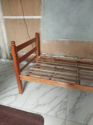 Cama de solteiro de madeira