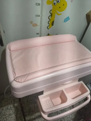 Banheira de bebê com suporte e trocador rosa Burigotto