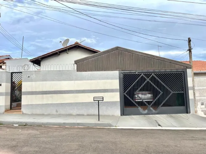 Venda de Casas / Padrão na cidade de Américo Brasiliense
