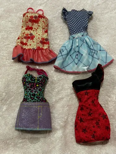 Lote de Vestidos de bonecas Barbies