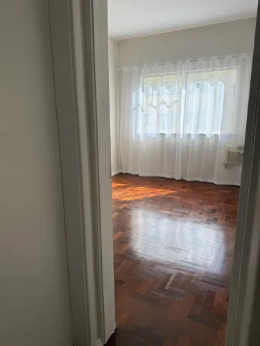 Copacabana a uma quadra da praia quarto c/ dependência