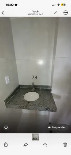 Pia do banheiro com torneira inox